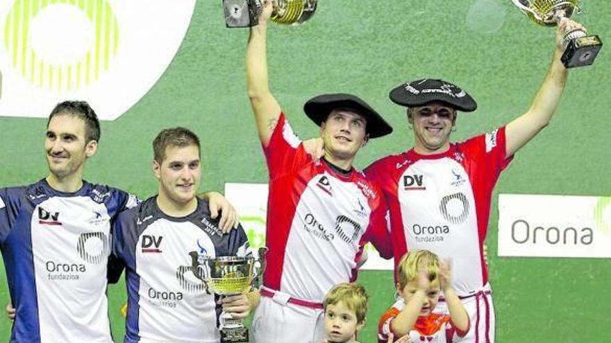 Los finalistas de esta edición del Torneo Orona de remonte posan con los trofeos.