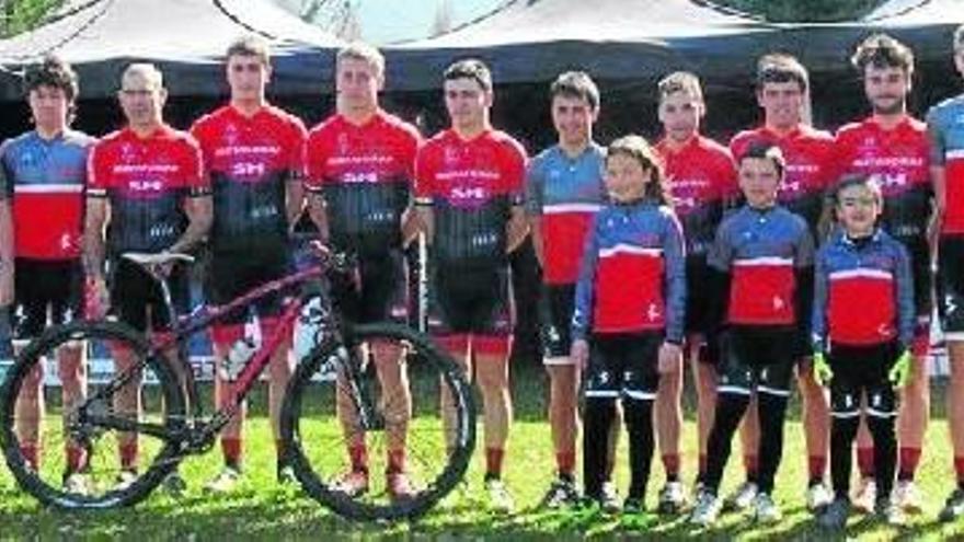 Todos los miembros que componen el Club BTT Navarra para la temporada 2016.