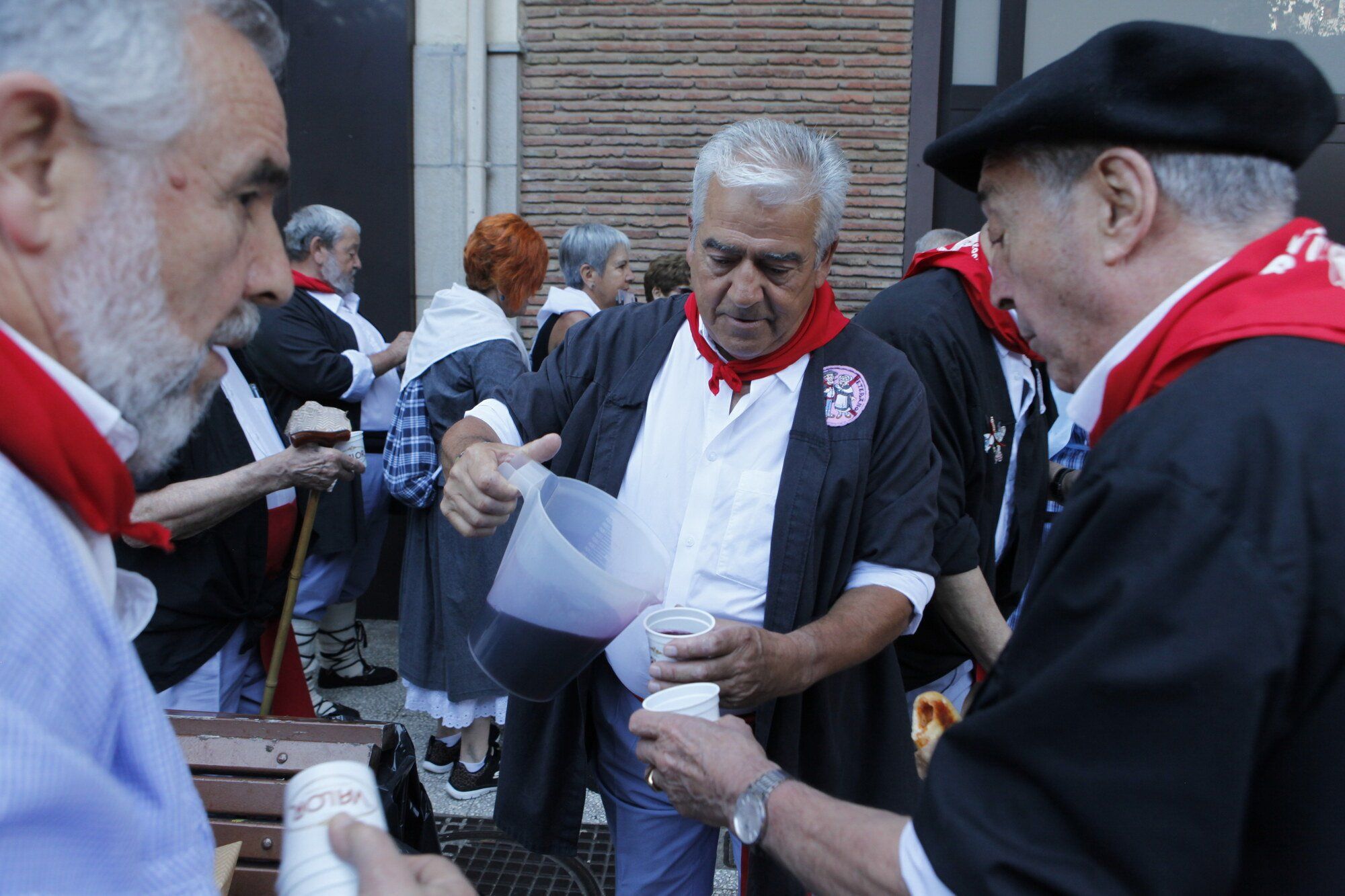 Los blusas y neskas veteranos ya disfrutan de su día en La Blanca