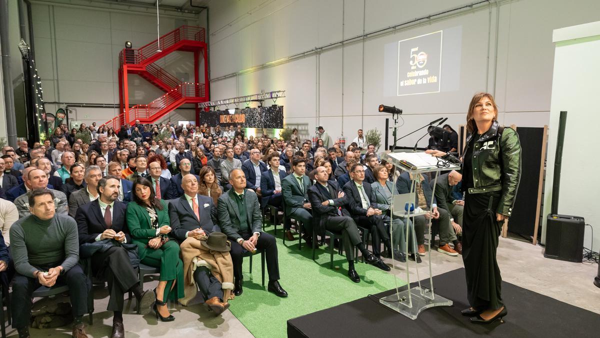 Laura Sandúa, en el escenario, con el resto de invitados este viernes.