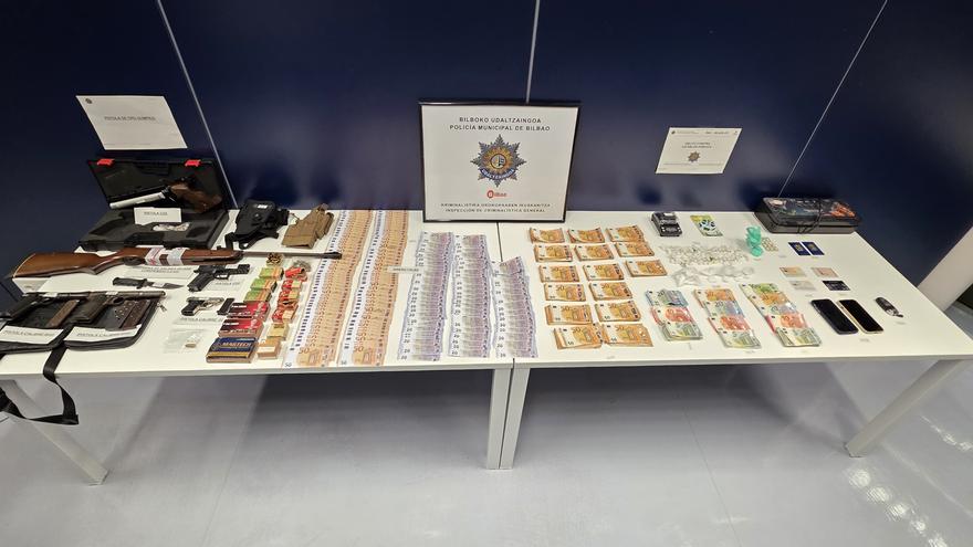 Cae en Otxarkoaga un punto de venta de cocaína con armas de fuego al alcance de menores