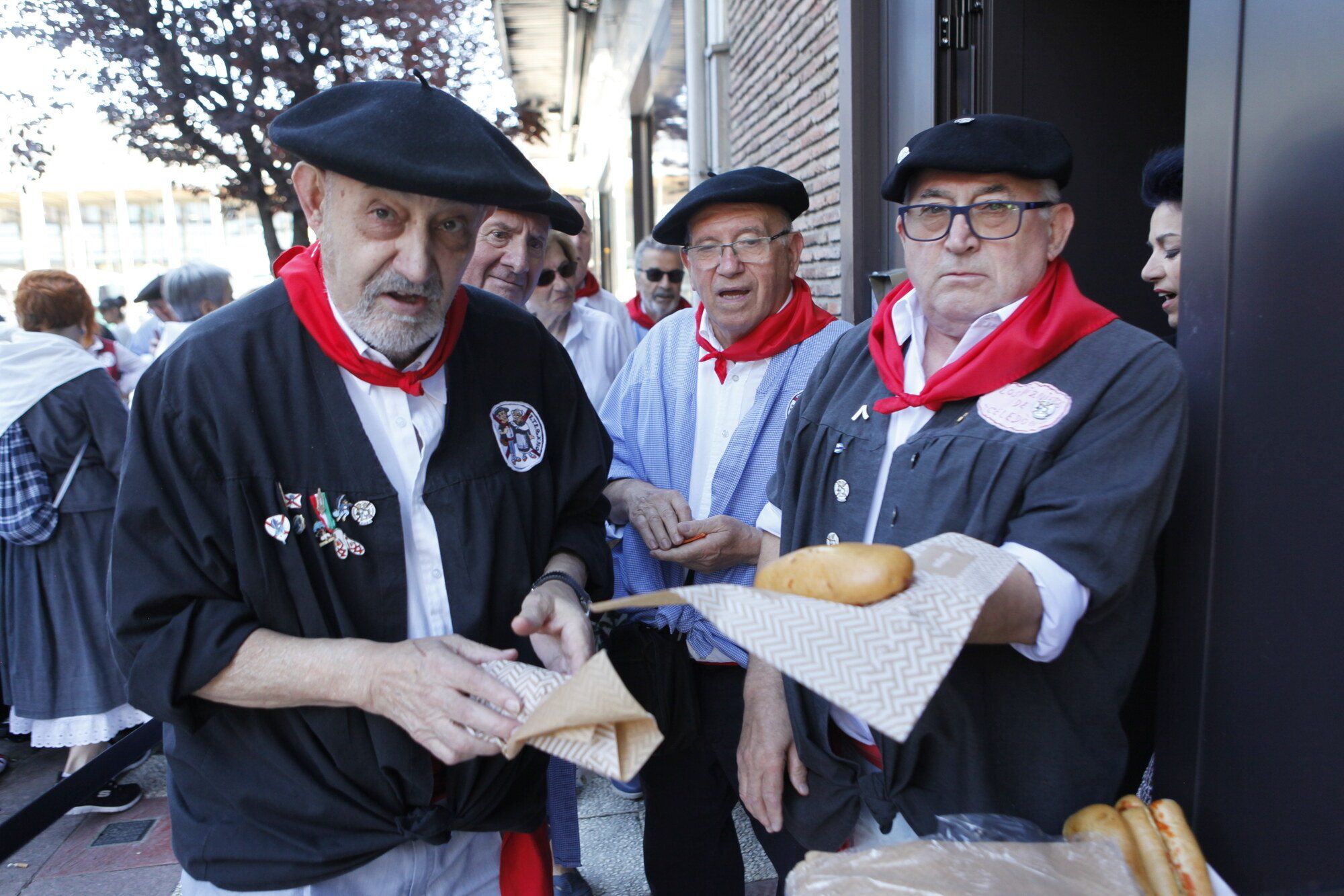 Los blusas y neskas veteranos ya disfrutan de su día en La Blanca