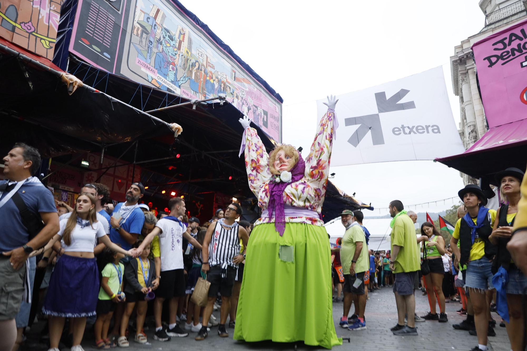 En imágenes: apertura de txosnas y toro de fuego