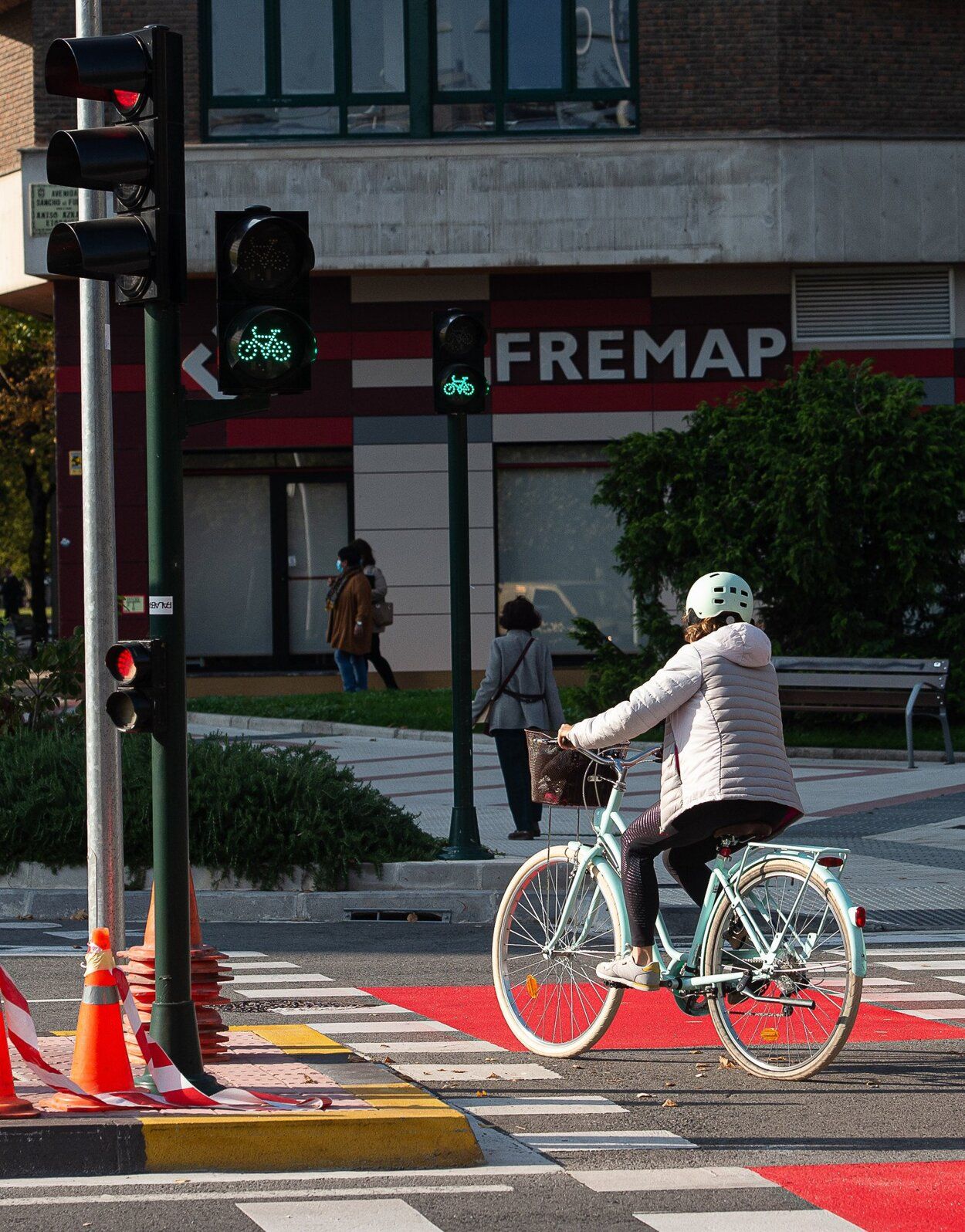 Una cicloturista, por el carril bici de Pío XII.