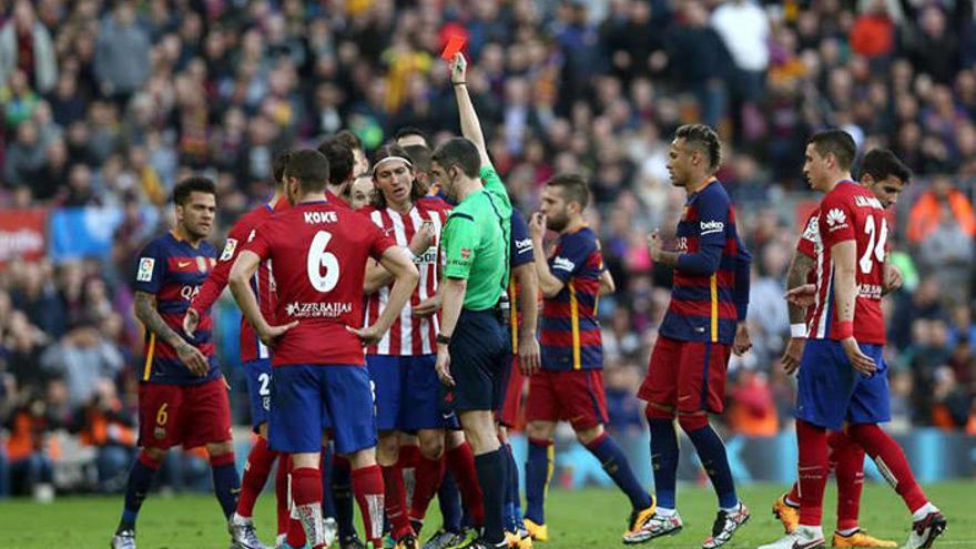 Tres partidos de suspensión a Filipe Luis por la entrada a Messi