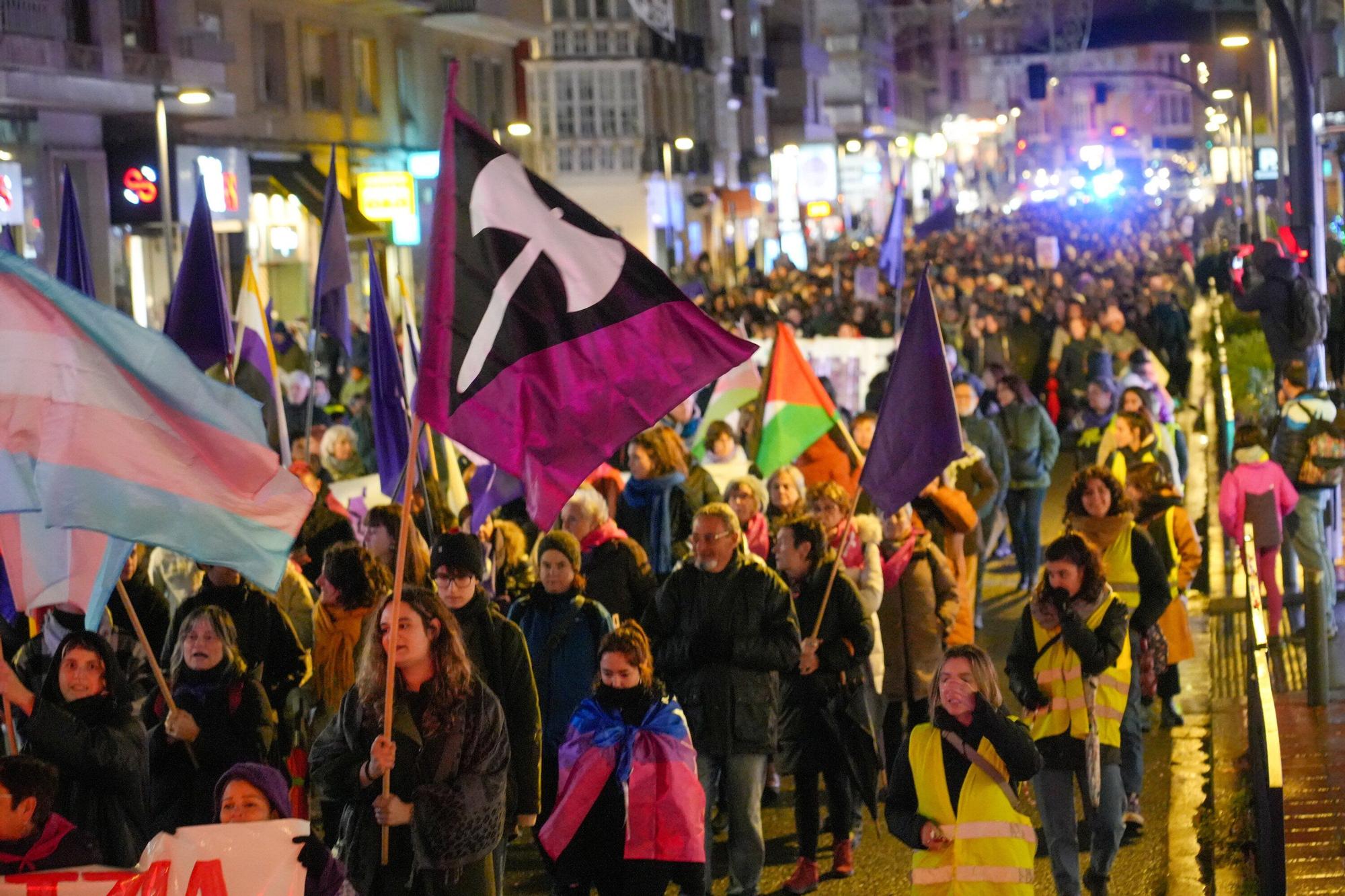 En imágenes: El Movimiento Feminista de Euskal Herria marcha por Vitoria el 25N