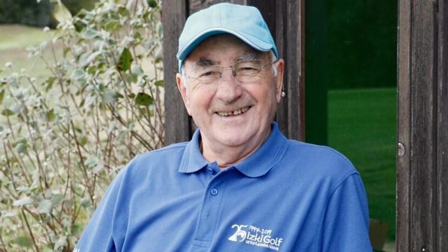 Carlos Gutiérrez posa en el campo de golf de Izki