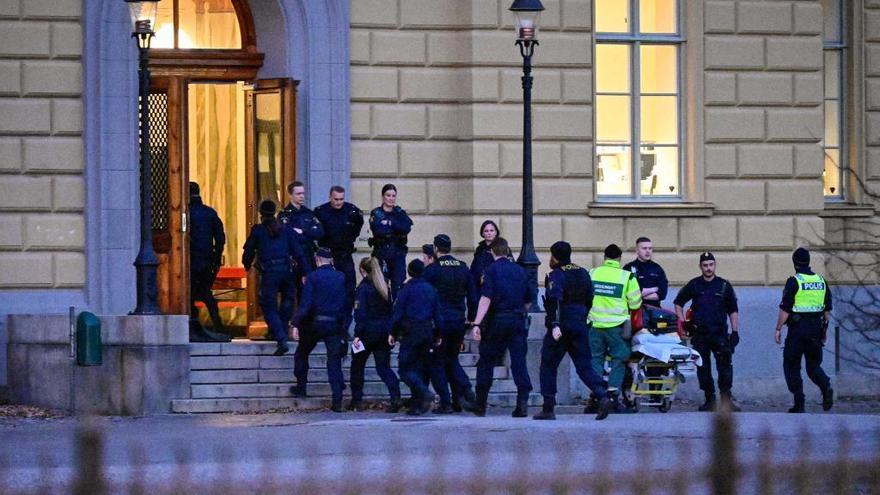 Policías y ambulancias en la escena del crimen.