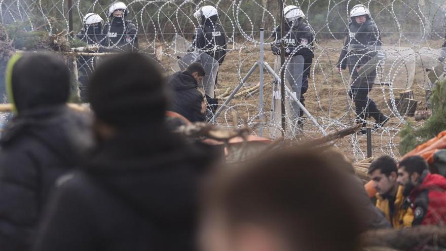 Soldados polacos vigilan a los refugiados desde el otro lado de la frontera