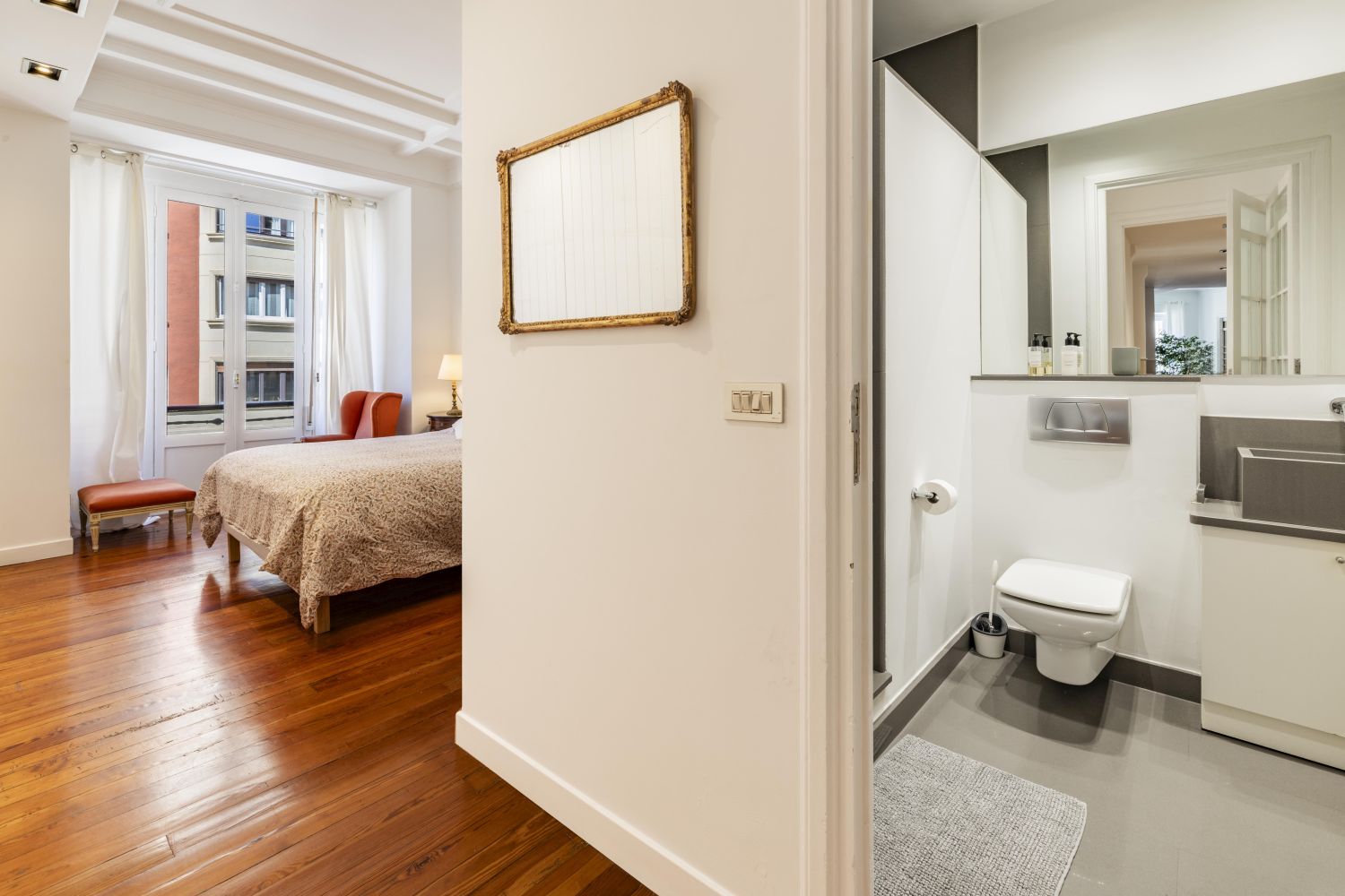 Magnífica propiedad en venta ubicada en un edificio señorial, situada en una de las zonas más elegantes del céntrico barrio de Gros