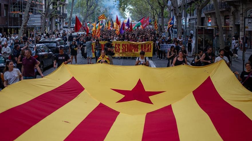 Unos 41.500 independentistas se manifiestan en la Diada en Barcelona, Girona y Tortosa