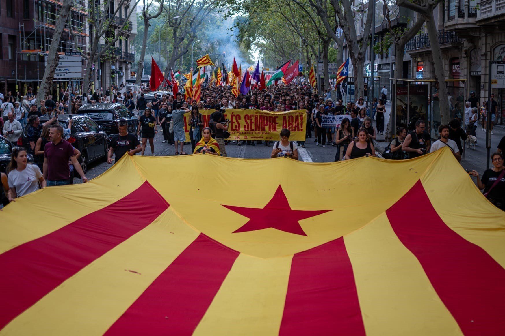 Unos 41.500 independentistas se manifiestan en la Diada en Barcelona, Girona y Tortosa
