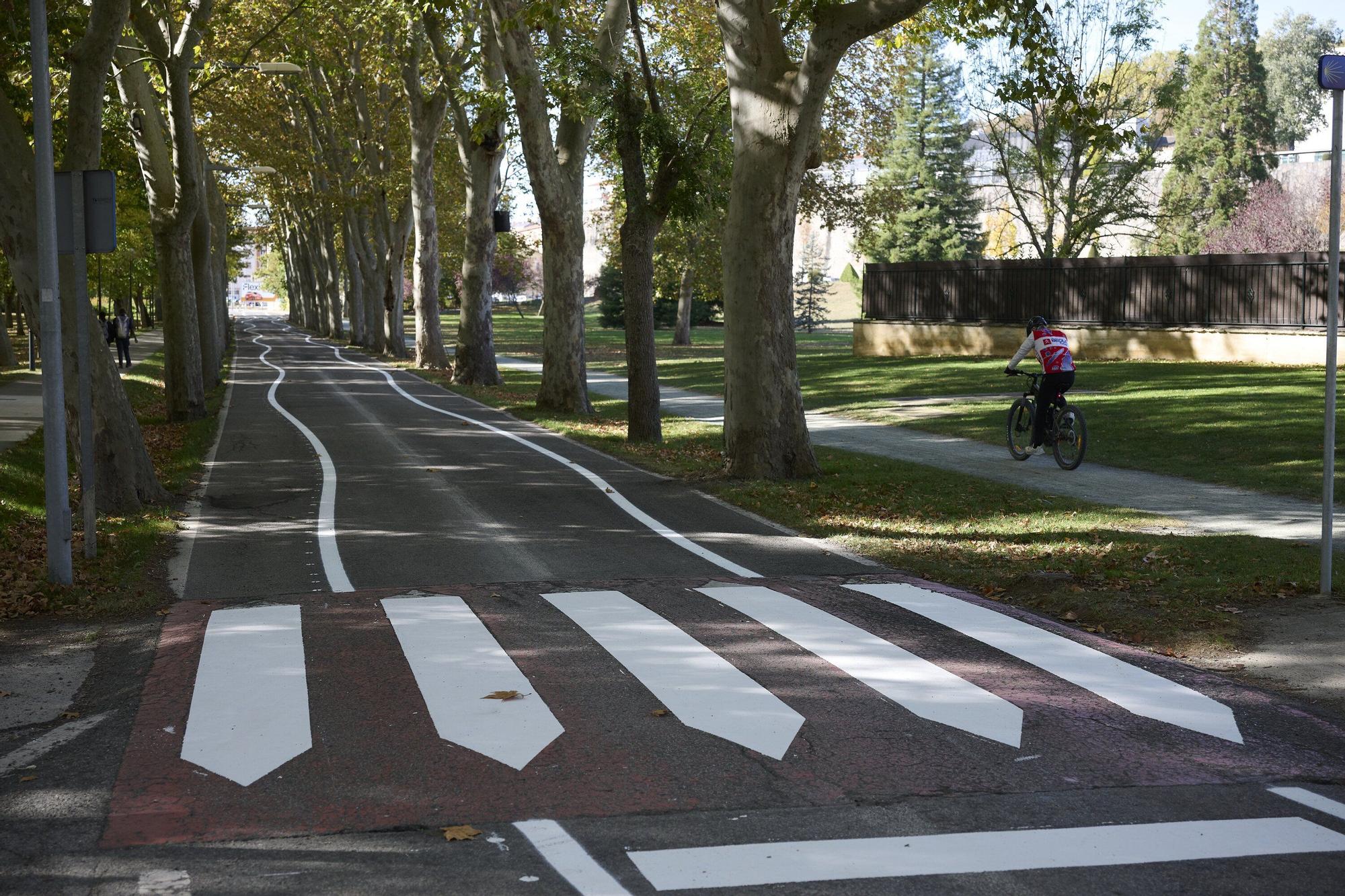 Fotos de las líneas serpenteantes de la carretera de la Universidad de Navarra
