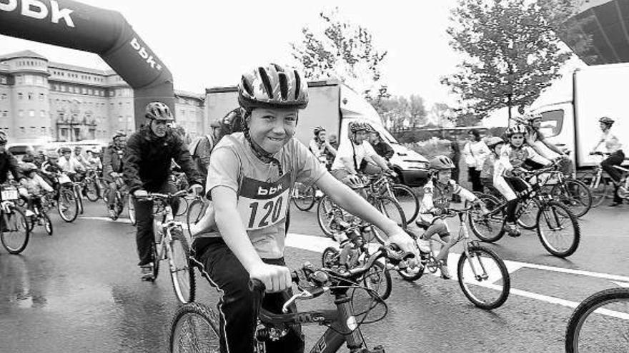 Los ciclistas de Euskaltel se dan un baño de multitudes