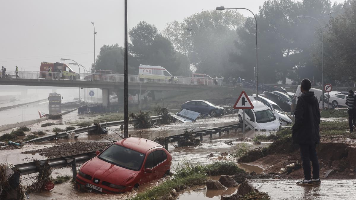 Varios vehículos se acumularon en las carreteras de la provincia de Valencia debido a la dana. Varios vehículos se acumularon en las carreteras de la provincia de Valencia debido a la dana.