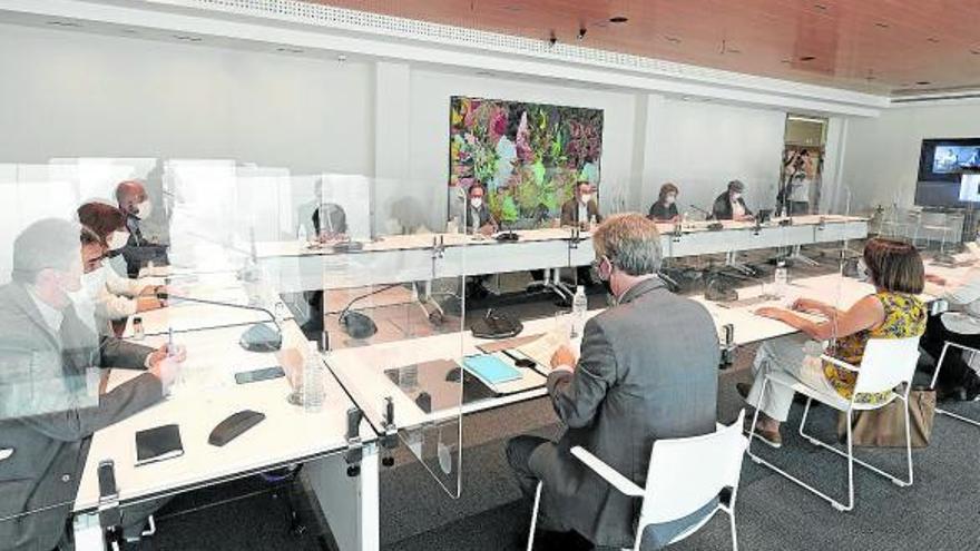 La mesa de trabajo que desarrollará la estrategia Euskarri mantuvo ayer su primera reunión. Foto: Irekia