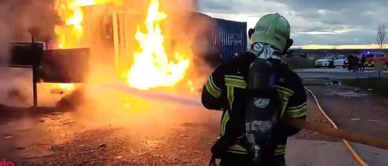 Muere una conductora en el accidente de un camión y un coche en Bardenas Reales