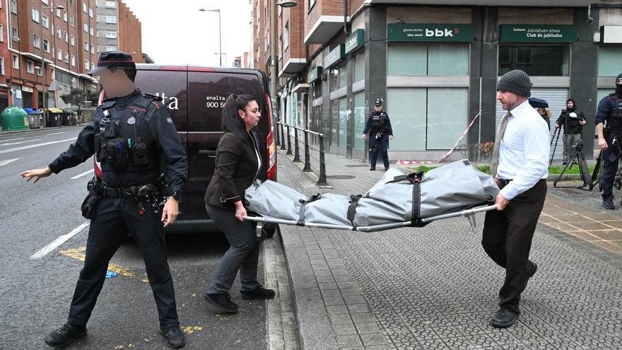 En imágenes: una mujer confiesa haber matado a su pareja en el barrio de Uribarri de Bilbao