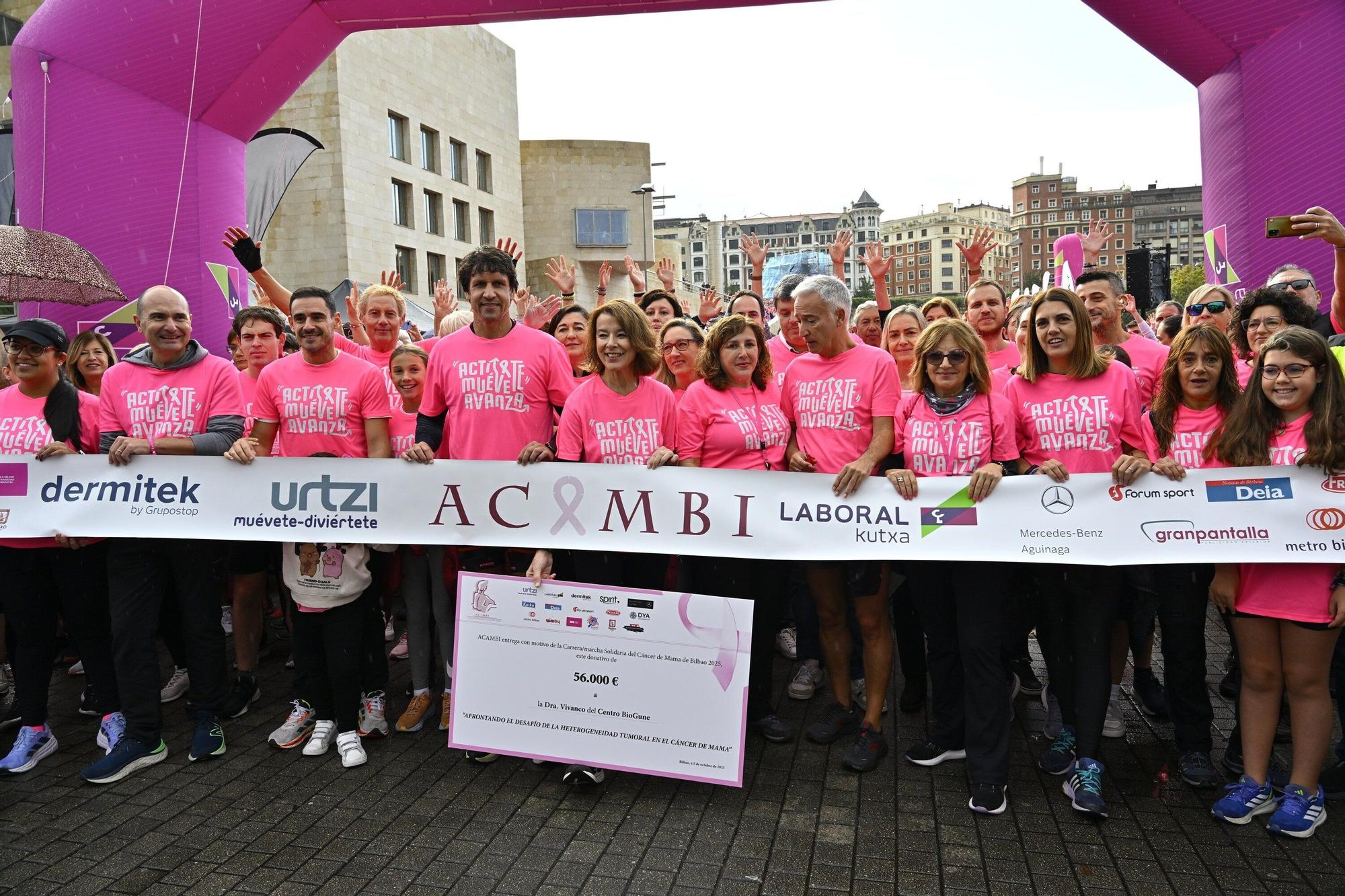 En imágenes: los paraguas tiñen la marea rosa de Bilbao