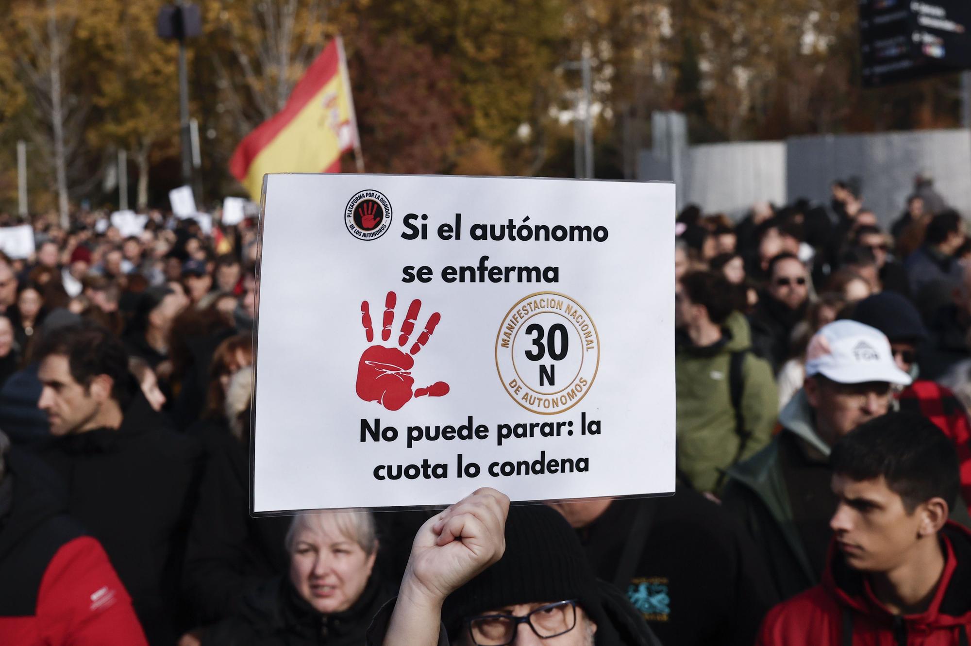 En imágenes: Miles de personas inundan con banderas de España la protesta del PP en Madrid para pedir elecciones anticipadas