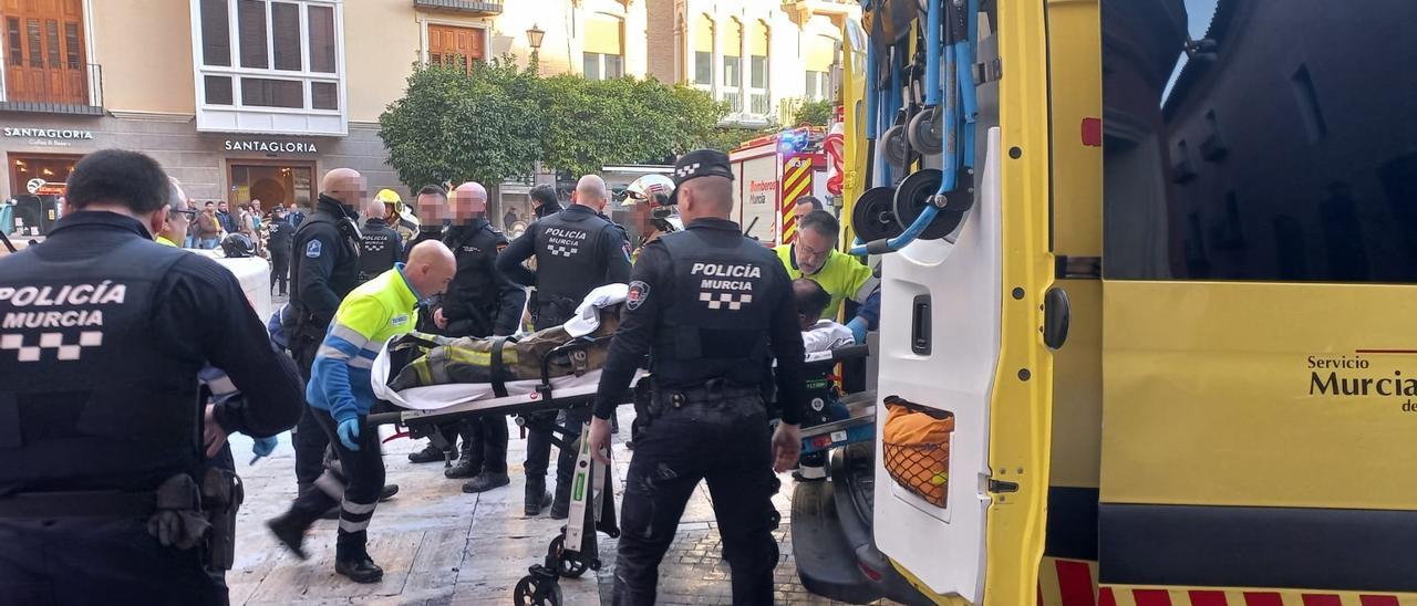 Un bombero intenta quemarse a lo bonzo en el centro de Murcia