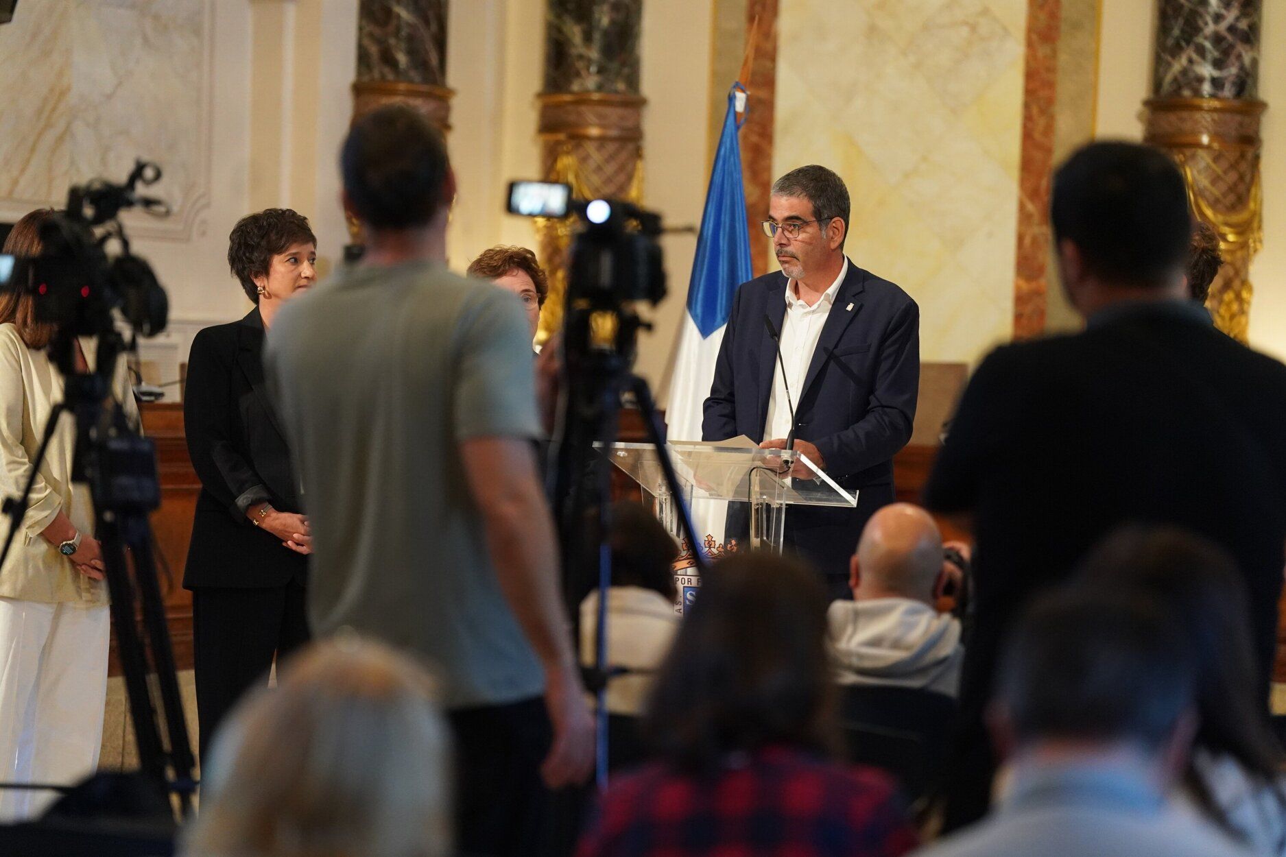 El alcalde de Donostia, Eneko Goia, acompañado de los ediles del PNV, en la comparecencia en la que ha anunciado su adiós