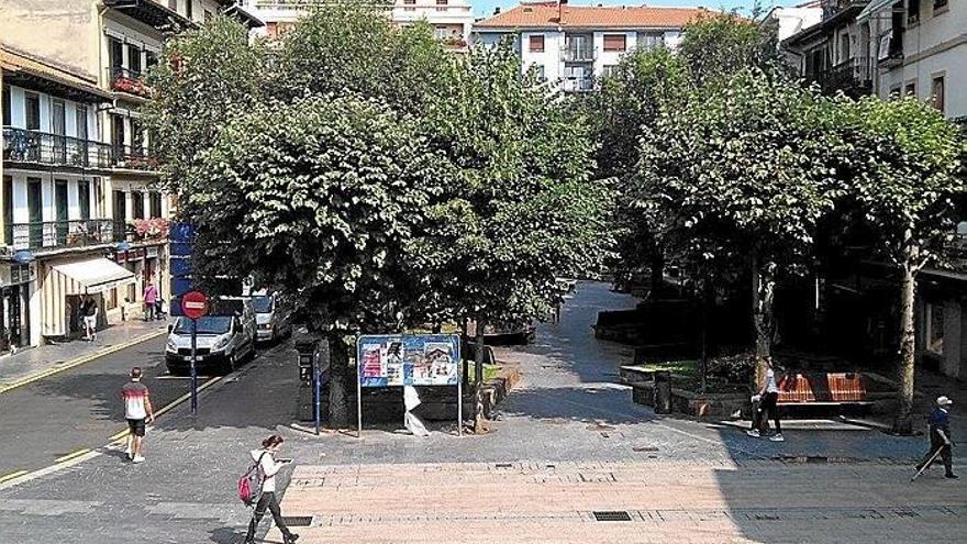 Personas paseando por Foru Plaza.