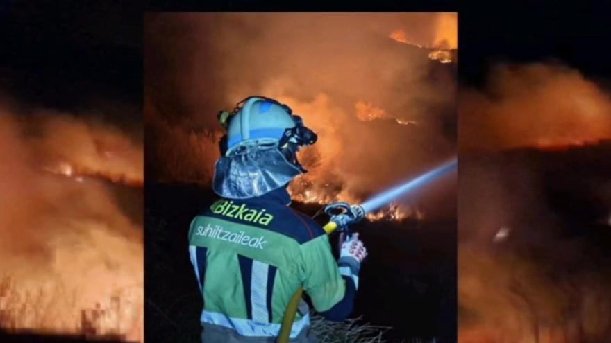Un incendio en Cantabria alcanza el límite territorial con Bizkaia