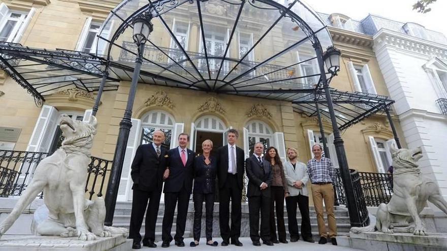 Vicente Zaragüeta, Miguel Lazpiur, Txaro Arteaga, Jonathan Powell, Katrine Tantla, Kristian Herbozheilmer y Paul Rios, en la Casa de la Paz de Aiete, Donostia.