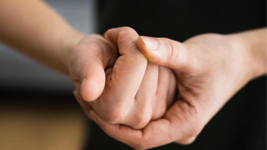 ¿Te crujes los dedos?: Lo que podría pasarte por hacerlo