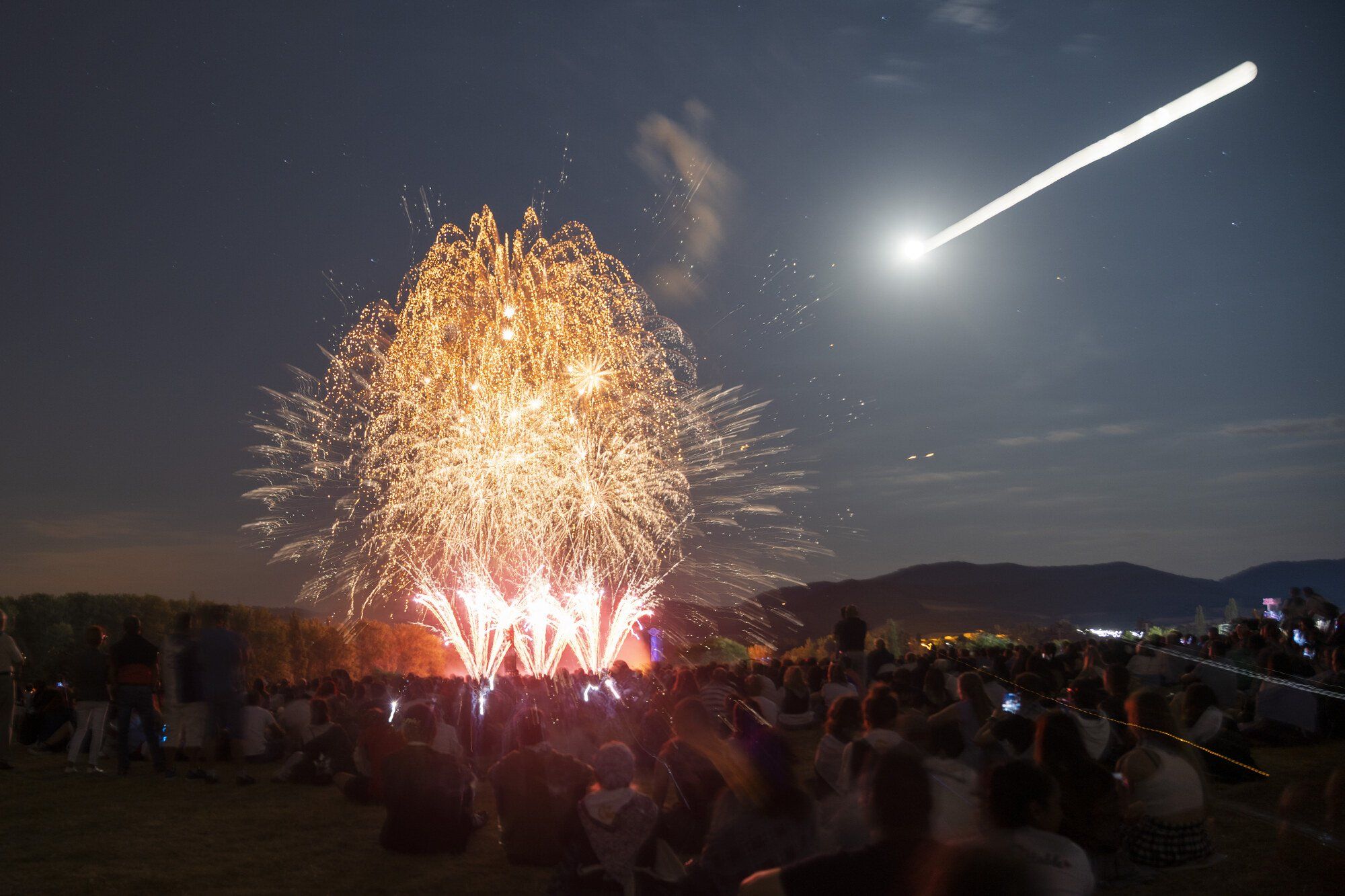 Revive los fuegos artificiales de la pasada noche