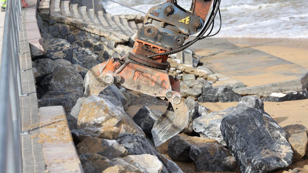 Una grua operando en la reparación del Paseo de Ondarreta