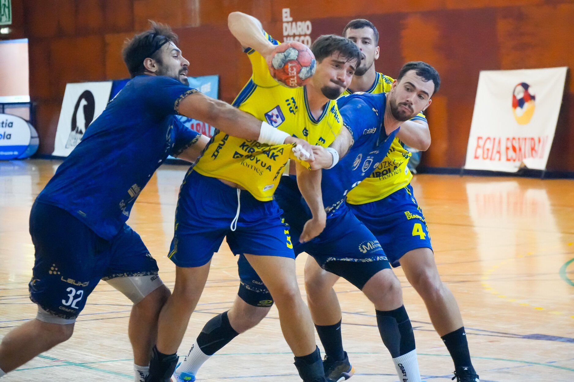 El capitán del Irudek Bidasoa Irun, Gorka Nieto, durante la final del Torneo de Egia ante Limoges