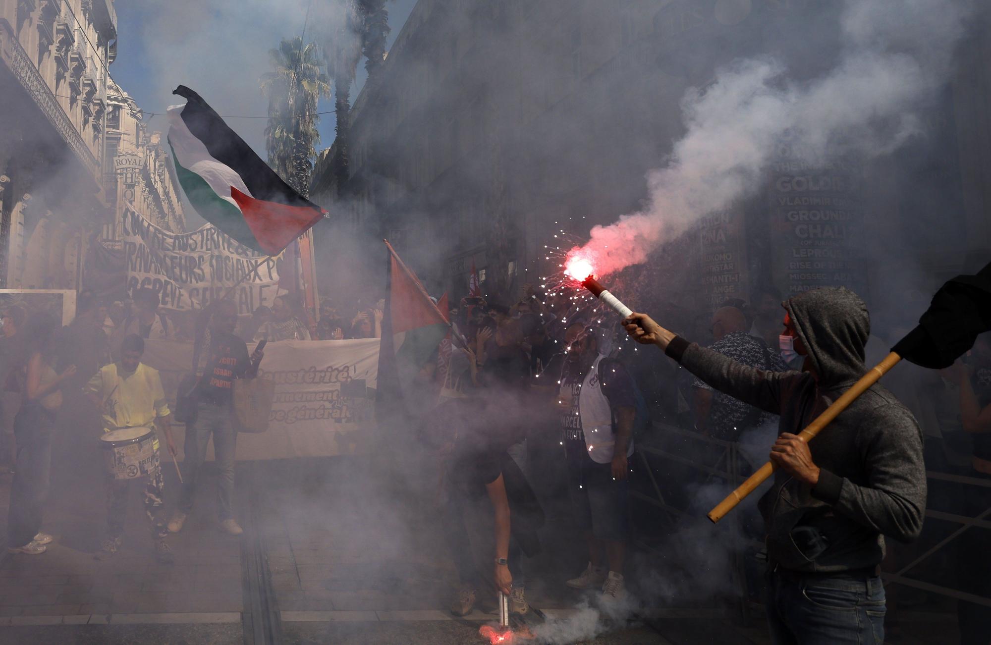 Casi 300 detenidos en una jornada de movilizaciones y bloqueos en Francia