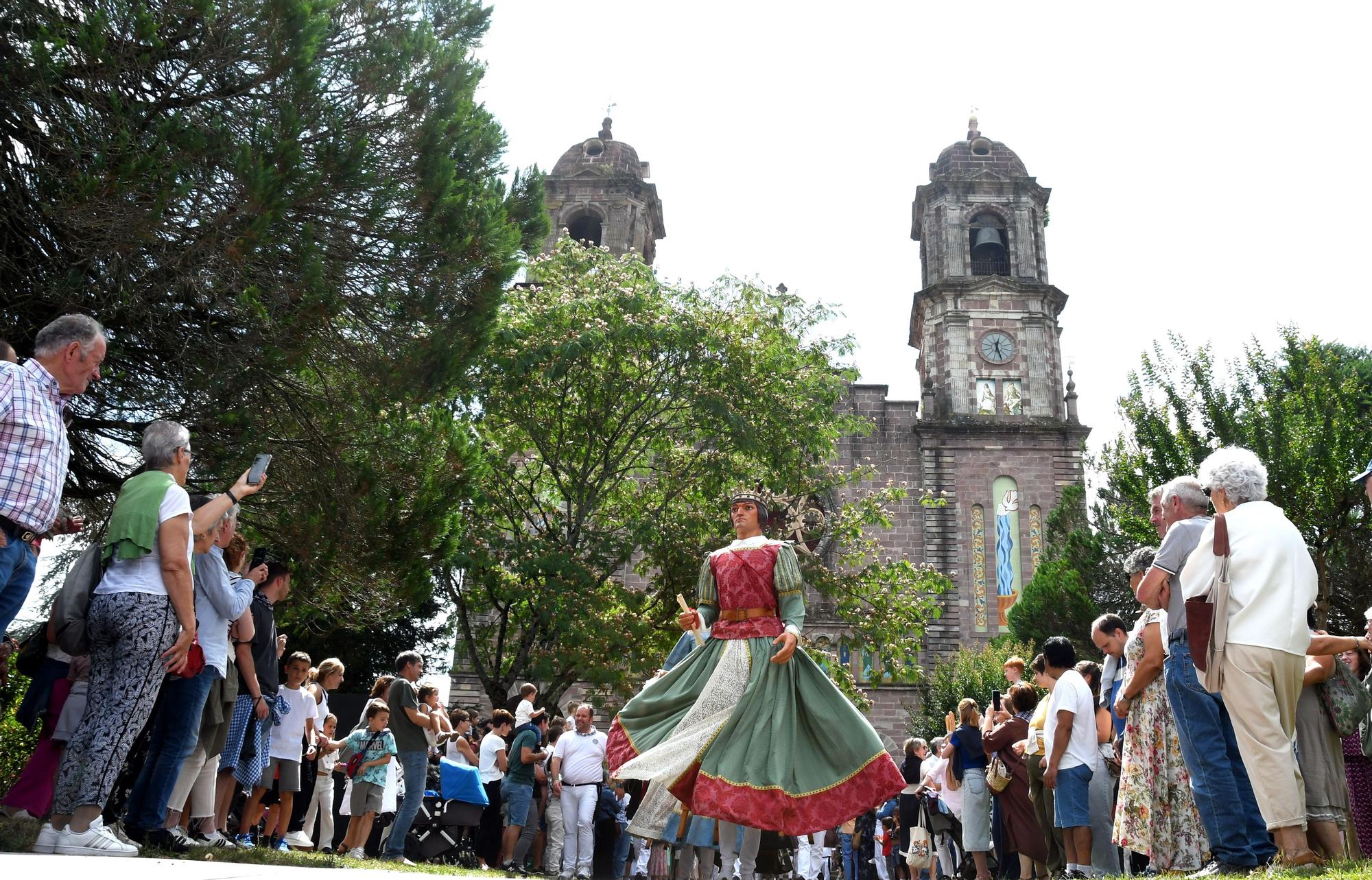 Elizondo celebra su día grande con bailes de gigantes y mutildantzak
