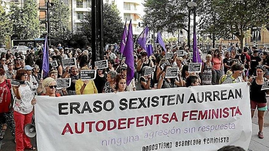 Concentración de repulsa por la agresión sexual del Movimiento Feminista de Donostia, ayer por la tarde en el Boulevard donostiarra.