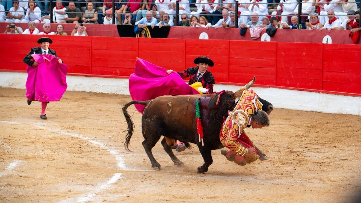 Escribano, corneado en Corella.