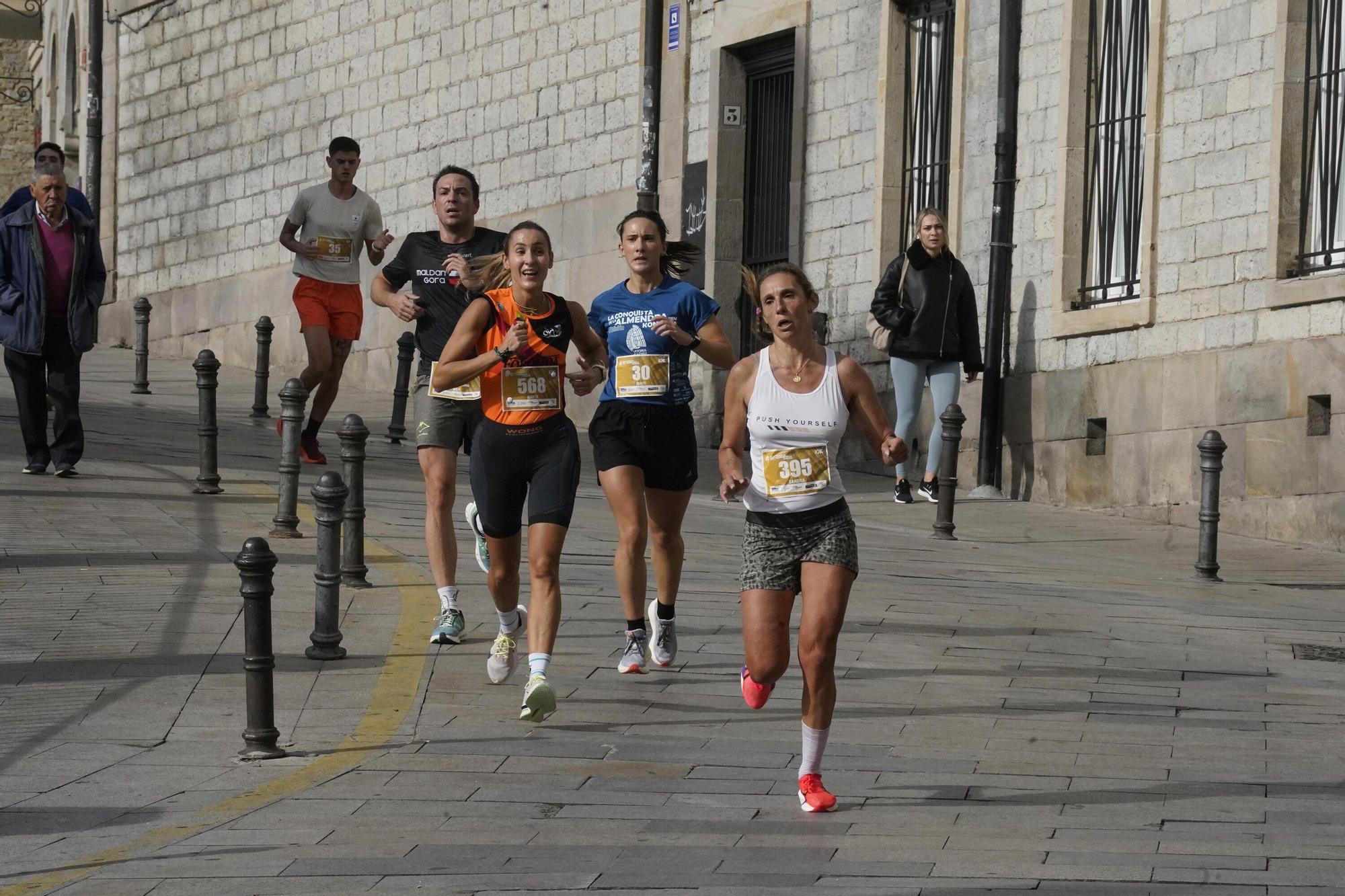 En imágenes: Miles de personas conquistan la Almendra de Gasteiz