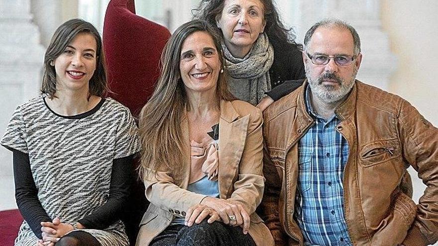 En primer plano, Norka Chiapuso (Donostia Kultura) con Graciela Orio e Idoia Lecumberri; detrás, Coral López Castellanos, su compañera en la Asociación de Profesionales de Danza.
