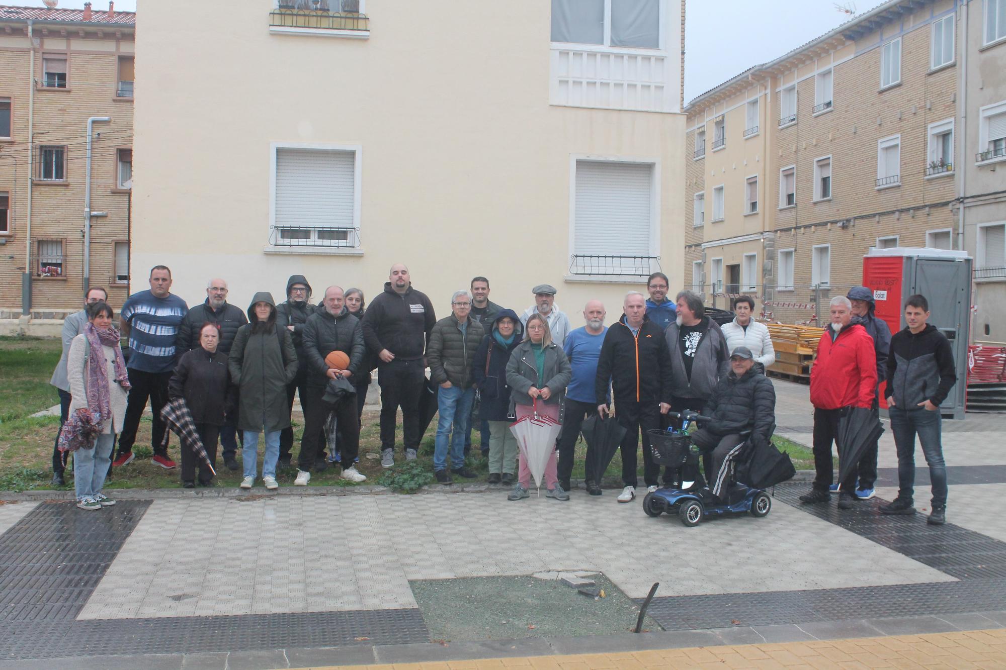 Movilización vecinal en la Txantrea contra los coches mal aparados a la salida del colegio