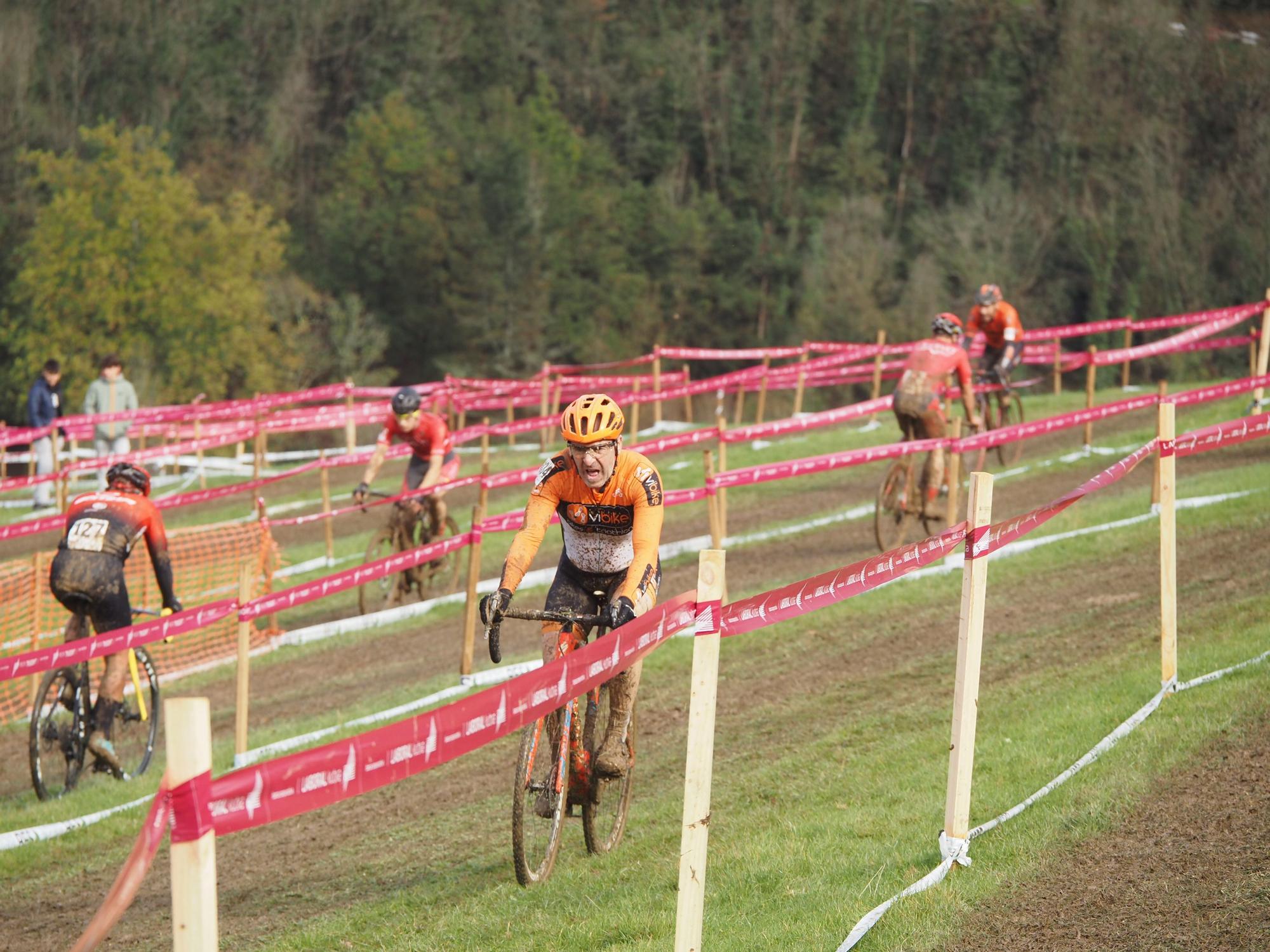 El barro se sumó al espectáculo de ciclocross en Elgoibar