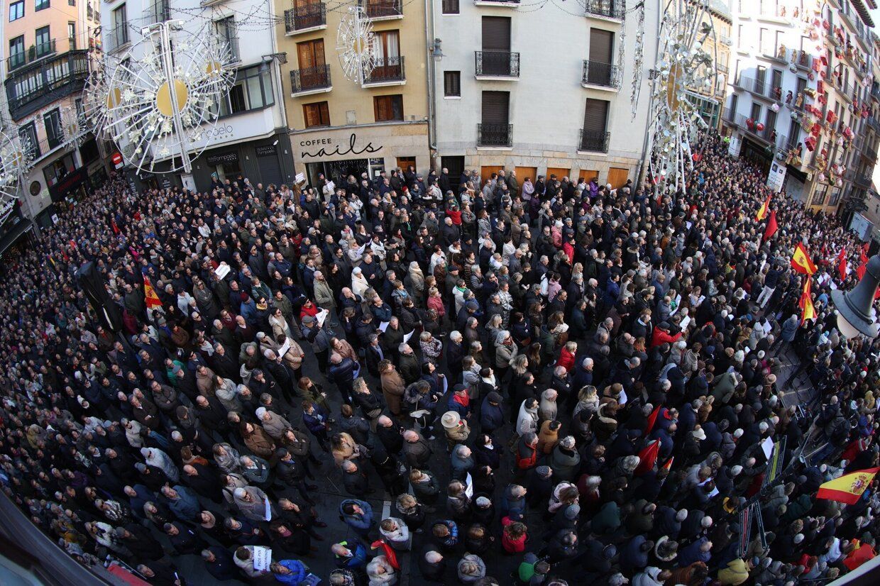 Imágenes de la concentración contra la moción de censura en Iruñea