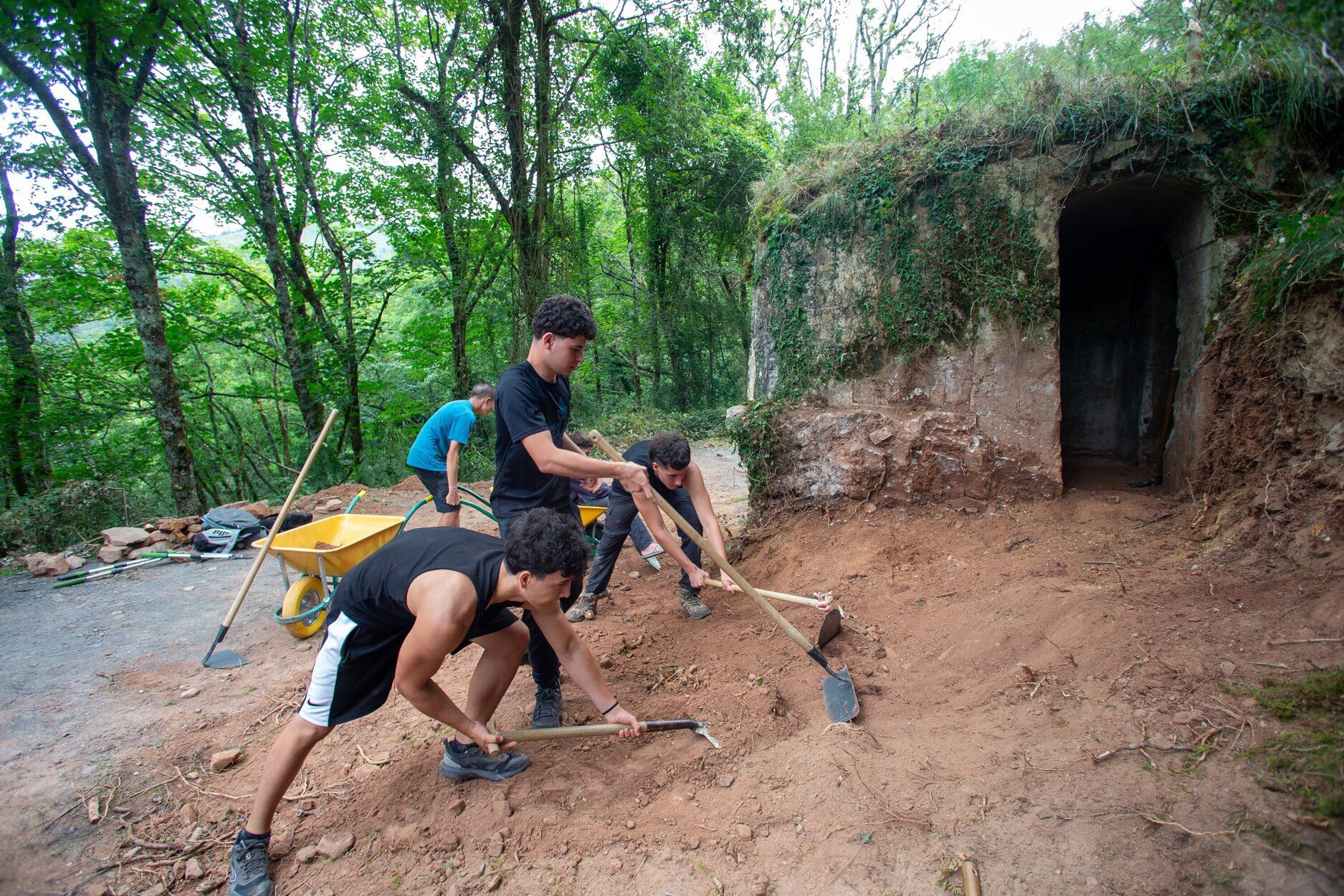 Fotos del campamento juvenil que localiza y recupera búnkeres del franquismo en Bera