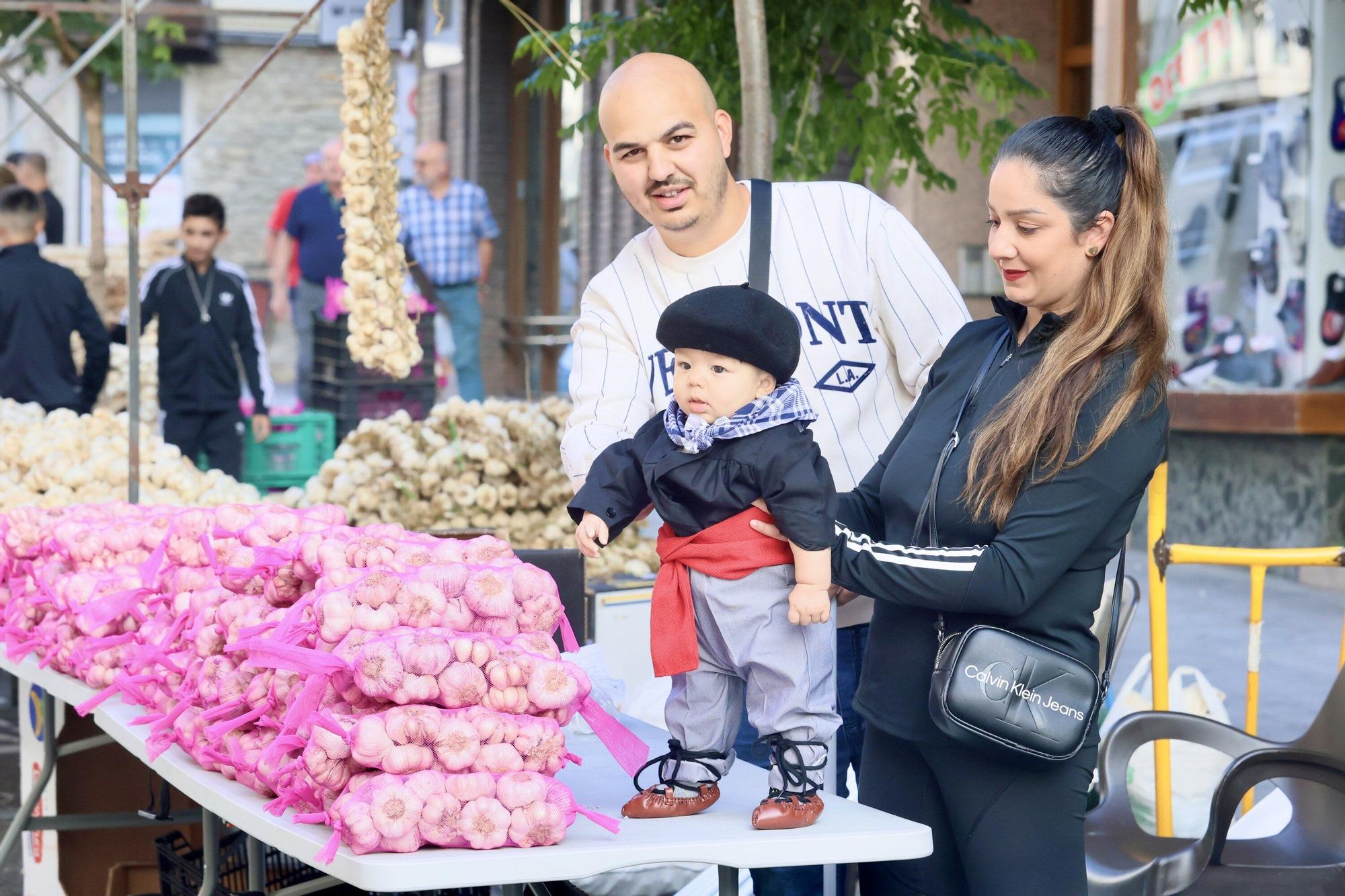 En imágenes: La feria de ajos atrae a los vitorianos un año más