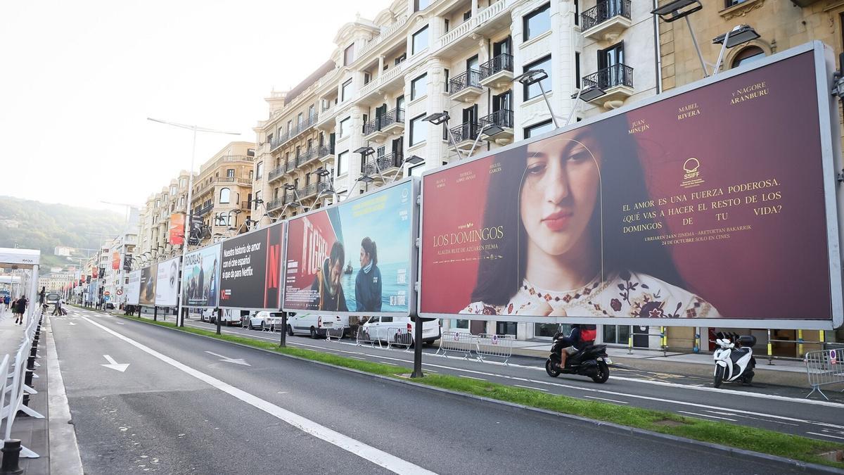 Carteles de cine en la avenida del Kursaal