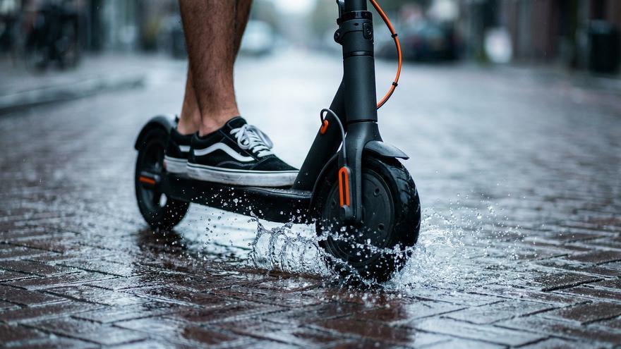 Cazan a un patinete trucado a 104 km/h tras una persecución de película por el centro de Benidorm