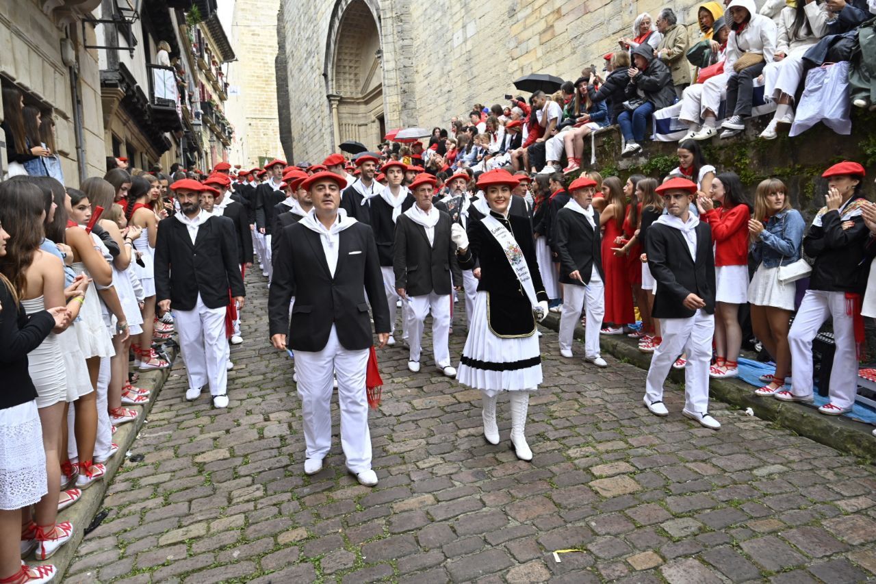 El Alarde desfila por las calles de Hondarribia