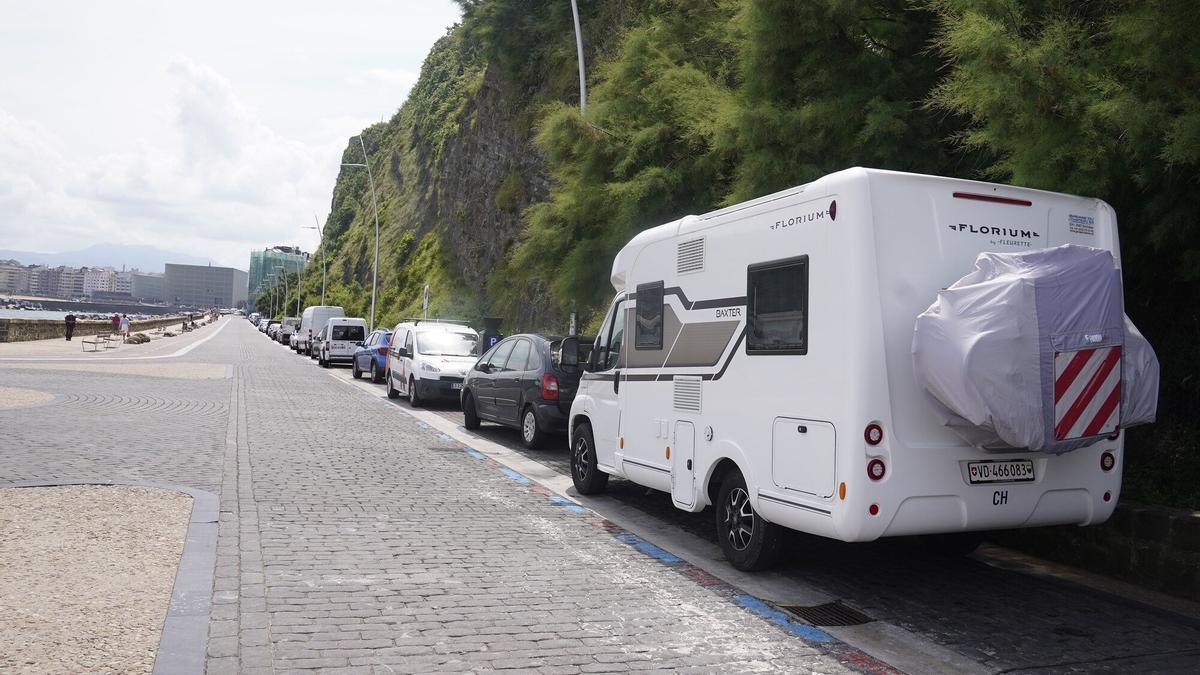 Coches aparcados en el Paseo Nuevo