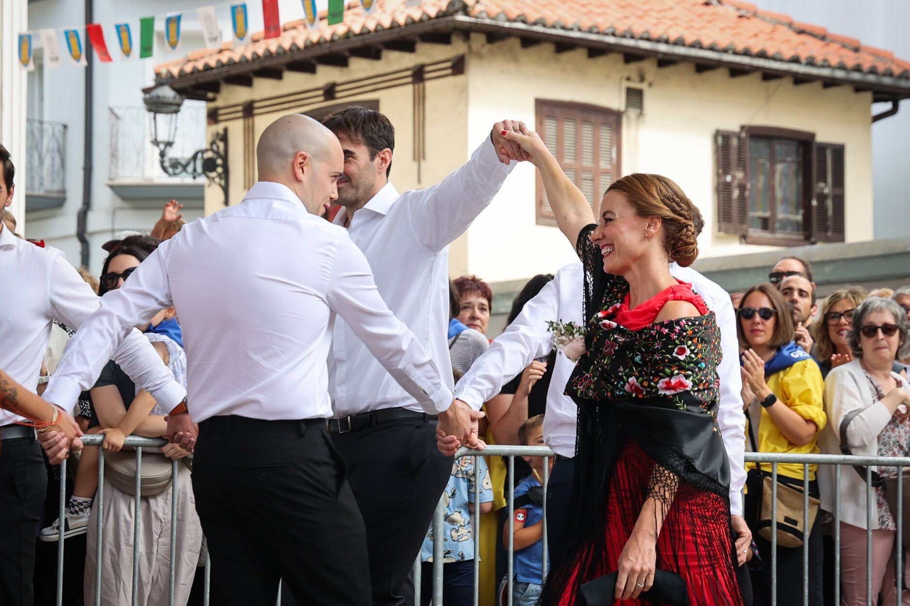 Emoción en Ordizia con el baile de los Santaneros