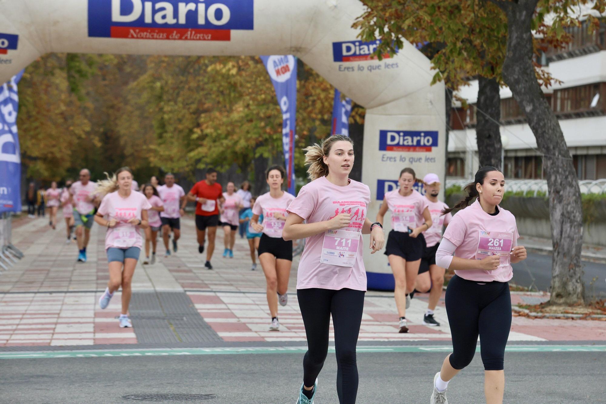 En imágenes: Vitoria se vuelca con la VI Carrera Solidaria contra el Cáncer de Mama